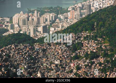 Größte brasilianische Favela Rocinha auf dem Hügel und Leblon Nachbarschaft dahinter, Kontrast zwischen Arm und Reich, in Rio de Janeiro, Brasilien Stockfoto