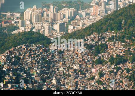 Größte brasilianische Favela Rocinha auf dem Hügel und Leblon Nachbarschaft dahinter, Kontrast zwischen Arm und Reich, in Rio de Janeiro, Brasilien Stockfoto