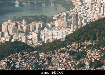 Größte brasilianische Favela Rocinha auf dem Hügel und Leblon Nachbarschaft dahinter, Kontrast zwischen Arm und Reich, in Rio de Janeiro, Brasilien Stockfoto