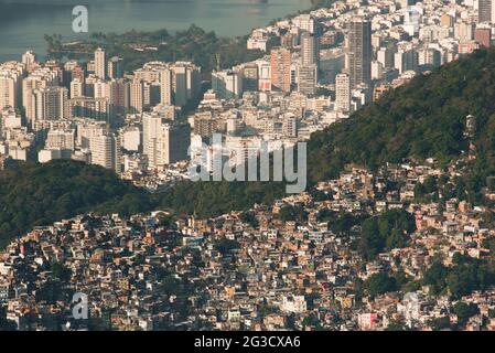 Größte brasilianische Favela Rocinha auf dem Hügel und Leblon Nachbarschaft dahinter, Kontrast zwischen Arm und Reich, in Rio de Janeiro, Brasilien Stockfoto