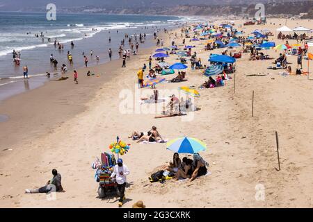 Santa Monica, USA. Juni 2021. Strandgänger in Santa Monica, CA am 15. Juni 2021. Am Dienstag hob Kalifornien die meisten seiner COVID-19-Beschränkungen auf und leitete das ein, was als stateÕs „große Wiedereröffnung“ bezeichnet wurde. (Foto von Brian Feinzimer/Sipa USA) Quelle: SIPA USA/Alamy Live News Stockfoto