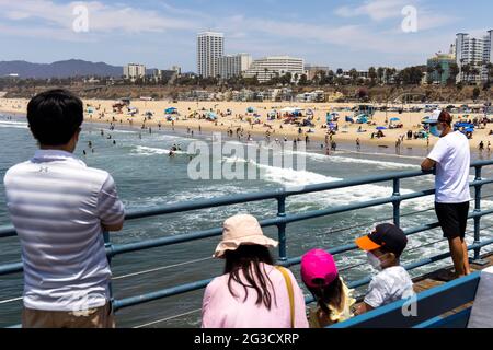 Santa Monica, USA. Juni 2021. Strandgänger am Santa Monica Pier am 15. Juni 2021 in Santa Monica, CA. Am Dienstag hob Kalifornien die meisten seiner COVID-19-Beschränkungen auf und leitete das ein, was als stateÕs „große Wiedereröffnung“ bezeichnet wurde. (Foto von Brian Feinzimer/Sipa USA) Quelle: SIPA USA/Alamy Live News Stockfoto