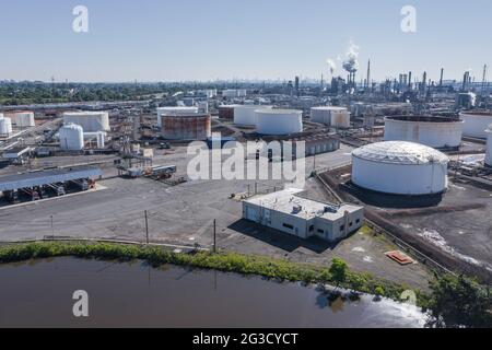 Ölraffinerie mit Schornsteinen und Tanks. Stockfoto