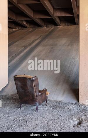 Ledersessel unter der I-40 (Interstate 40 bis Albuquerque, New Mexico Stockfoto