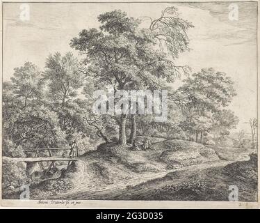 Frau mit Kind auf einer Holzbrücke; große Landschaften, Serie B. Links eine Frau geht mit einem kleinen Kind über eine Holzbrücke. Unter der Brücke fließt ein Strom. Rechts zwei Reisende ruhen auf einem Waldweg. Stockfoto