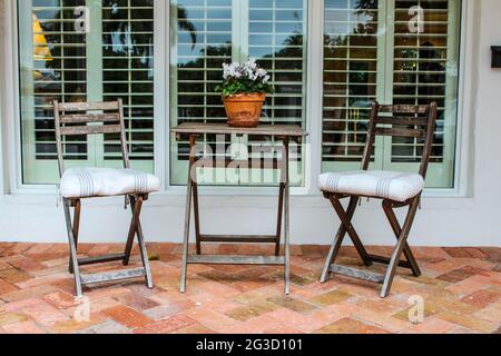 Holzstühle und Tisch außerhalb eines Hauses, Veranda-Bereich. Sommerlicher Style Stockfoto