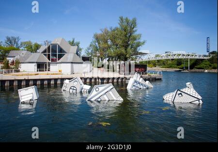 Toronto, Kanada. Juni 2021. Die Kunstinstallation Over Floe ist am 15. Juni 2021 am Ontario Place in Toronto, Kanada, zu sehen. Das öffentliche Kunstprojekt Over Floe, das vom Künstler John Notten aus Abfallbaumaterialien hergestellt wurde, soll die Schäden der vom Menschen verursachten globalen Erwärmung veranschaulichen, da Eisschilde schmelzen und Ozeane sich ausbreiten und die Lebensweise an den Küsten der Welt bedrohen. Quelle: Zou Zheng/Xinhua/Alamy Live News Stockfoto