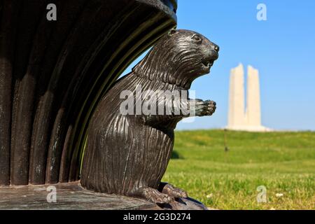 Eine Skulptur eines Bibers (ein Symbol Kanadas) am kanadischen National Vimy Memorial an einem schönen sonnigen Frühlingstag in Vimy, Frankreich Stockfoto