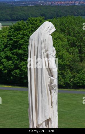 Kanada beraubt - Mutter Kanada (Statue einer trauernden Mutter) auf dem kanadischen National Vimy Memorial des Ersten Weltkriegs in Givenchy-en-Gohelle (Pas-de-Calais), Frankreich Stockfoto