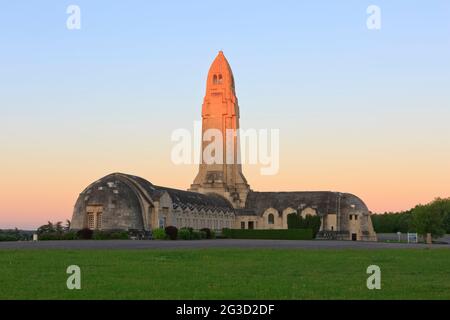 Der erste Weltkrieg Douaumont-Beinhaus am ersten Licht in Douaumont-Vaux (Meuse), Frankreich Stockfoto