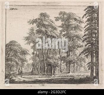 Zwei Figuren auf einem kurvenreichen Weg in einem Wald. Zwei Figuren laufen über einen Wickelweg in einem Wald. Stockfoto