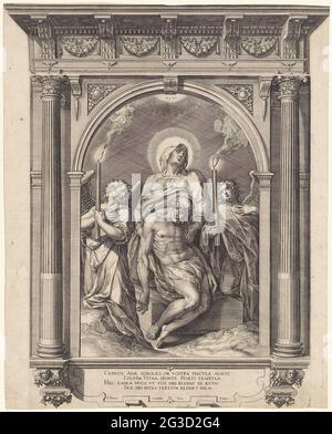 Pieta. Maria gab den Leib des verstorbenen Christus vor, der sich auf dem Grab in ihren Armen befindet. Sie wird von zwei trauernden Engeln begleitet, die mit einer Fackel in der Hand auf beiden Seiten von ihr stehen. Über ihnen das Tetragramm als Symbol Gottes des Vaters. Die Show wurde im architektonischen Rahmen einer Aedicula gefangen. Im Rahmen am unteren Rand einer vierzeiligen lateinischen Beschriftung. Stockfoto