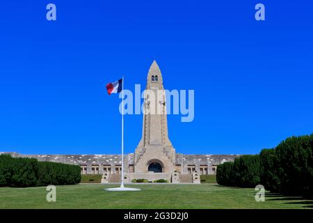 Die französische Flagge, die stolz über die Nationale Nekropole Douaumont Ossuary & Fleury-devant-Douaumont in Douaumont-Vaux (Meuse), Frankreich, fliegt Stockfoto