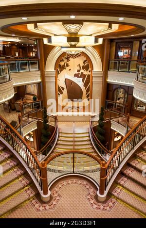 Die Grand Lobby an Bord des Cunard-Schiffes MS Queen Elizabeth Stockfoto