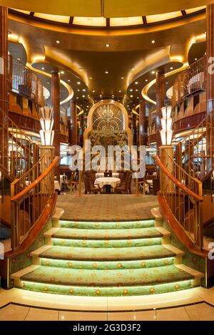 Das Britannia Restaurant an Bord des Cunard-Schiffes MS Queen Elizabeth Stockfoto