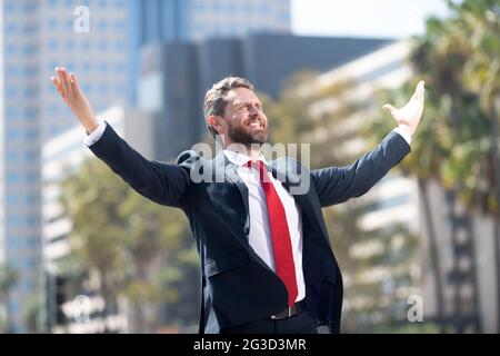 Der Mensch fühlt Freiheit. Professioneller bärtiger ceo feiert Erfolg. Reifer Geschäftsmann Stockfoto