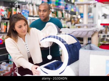 Paar wählen Katzenmöbel im Geschäft Stockfoto