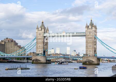 LONDON, ENGLAND - 15. Mai 2021: Tower Bridge in London Stockfoto