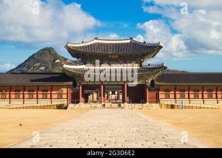 Heungnyemun, zweites inneres Tor von Gyeongbokgung in seoul, Südkorea. Übersetzung: Heungnyemun. Stockfoto