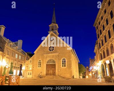 Place Royale in der Altstadt von Quebec, beleuchtet in der Abenddämmerung, Kanada Stockfoto