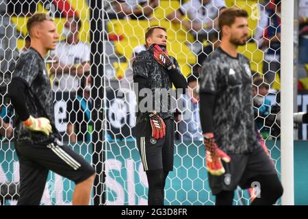 München, 15. Juni 2021, München, Deutschland, 15. Juni 2021, goalwart Manuel NEUER (GER), links: Goalwart Bernd LENO (GER), rechts: Goalwart Kevin TRAPP (goalwart GER) Aufwärmen, Gruppenphase, Vorrunde Gruppe F, Spiel M12, Frankreich (F) - Deutschland (GER) 1-0 Uhr 15. Juni 2021 in Muenchen/Soccer Arena (Alliianz Arena). Football EM 2020 von 06/11/2021 bis 07/11/2021. Stockfoto