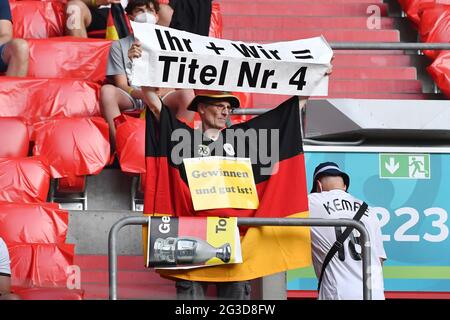 München, 15. Juni 2021, München, Deutschland, 15. Juni 2021, deutscher Fan, Fußballfan, Mit Banner. Gruppenphase, Vorrunde Gruppe F, Spiel M12, Frankreich (F) - Deutschland (GER) 1-0 am 15. Juni 2021 in der Muenchen/Fussball Arena (Alliianz Arena). Football EM 2020 von 06/11/2021 bis 07/11/2021. Stockfoto