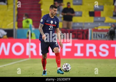 München, 15. Juni 2021, München, Deutschland, 15. Juni 2021, Lucas HERNANDEZ (FRA). Action, individuelle Action, Einzelbild, Ausschnitt, Ganzkörperaufnahme, Gesamtspielgruppe Etappe, Vorrunde Gruppe F, Spiel M12, Frankreich (F) - Deutschland (GER) 1-0 am 15. Juni 2021 in der München/Fußball Arena (Alliianz Arena). Football EM 2020 von 06/11/2021 bis 07/11/2021. Stockfoto