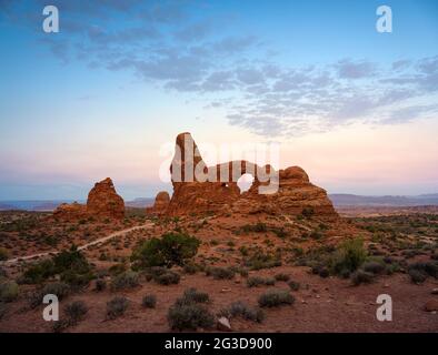 ARCHES NATIONAL PARK, UTAH - CA. AUGUST 2020: Morgenansicht des Turret Arch, einer berühmten Sandsteinflosse mit großen & kleinen Öffnungen & einem höheren, t Stockfoto