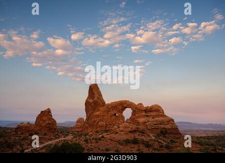 ARCHES NATIONAL PARK, UTAH - CA. AUGUST 2020: Morgenansicht des Turret Arch, einer berühmten Sandsteinflosse mit großen & kleinen Öffnungen & einem höheren, t Stockfoto
