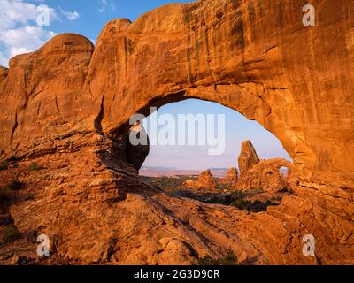ARCHES NATIONAL PARK, UTAH - CA. AUGUST 2020: Der Turret Arch durch den North Window Arch gesehen, ein Morgenblick im Arches National Park. Stockfoto