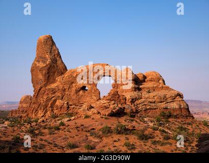 ARCHES NATIONAL PARK, UTAH - CA. AUGUST 2020: Morgenansicht des Turret Arch, einer berühmten Sandsteinflosse mit großen & kleinen Öffnungen & einem höheren, t Stockfoto