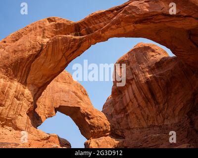 ARCHES NATIONAL PARK, UTAH - CA. AUGUST 2020: Der Doppelbogen im Arches National Park. Double Arch ist ein eng anstelltes Paar natürlicher Bögen in Arches N Stockfoto