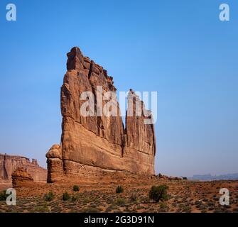 ARCHES NATIONAL PARK, UTAH - CA. AUGUST 2020: The Courthouse Towers im Arches National Park. Die Courthouse Towers sind eine Sammlung von hohen Steinkol Stockfoto