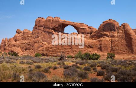 ARCHES NATIONAL PARK, UTAH - CA. AUGUST 2020: Skyline Arch im Arches National Park. Stockfoto