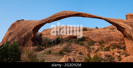 ARCHES NATIONAL PARK, UTAH - CA. AUGUST 2020: Landscape Arch im Arches National Park. Dies ist der längste der vielen natürlichen Felsbögen, die sich in befinden Stockfoto