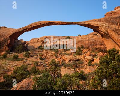 ARCHES NATIONAL PARK, UTAH - CA. AUGUST 2020: Landscape Arch im Arches National Park. Dies ist der längste der vielen natürlichen Felsbögen, die sich in befinden Stockfoto