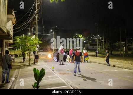 Mitglieder der Front verbarrikadieren und demonstrieren, während Demonstranten und die kolumbianische Bereitschaftspolizei (ESMAD) in der Nacht des 14. Juni 2021 in Yumbo - Cali, Valle del Cauca - Kolumbien zusammenstoßen, während sich in ihrer 7. Woche Anti-Regierungsproteste gegen die Regierung von Präsident Ivan Duque enthüllen, Unruhen und Gewalt, die mindestens 70 Tote verursacht hatten. Stockfoto