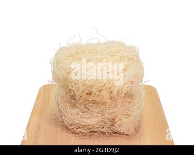 Alte Topfreis-Nudeln, eine Nahaufnahme von taiwanesischen Instant getrockneten dünnen Nudelnadeln mit Holzbrett isoliert auf weißem Hintergrund. Stockfoto