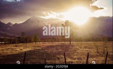 Dramatischer Sonnenuntergang in den Strahlen des Lichts und der Wolken der Sierra Nevada Stockfoto