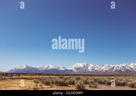 Die Ebenen der Sierra Nevada und der klare, blaue Himmel sind sehr unsauber Stockfoto