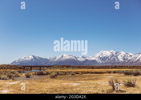 Die Ebenen der Sierra Nevada und der klare, blaue Himmel sind sehr unsauber Stockfoto