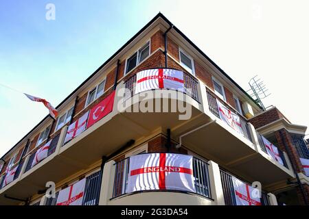 London, Großbritannien. Die Bewohner des Kirby Estate in Bermondsey feiern das Fußballturnier Euro 2020, indem sie Balkone mit 400 St. George's Fahnen schmücken. Stockfoto