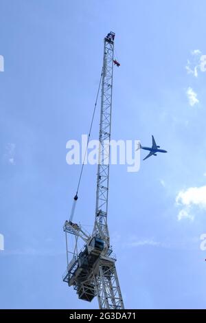 London, Großbritannien EIN 69-jähriger Protestler bestieg einen 300 Meter langen Kran auf einer Baustelle, um gegen Ungerechtigkeiten in Palästina zu protestieren. Stockfoto