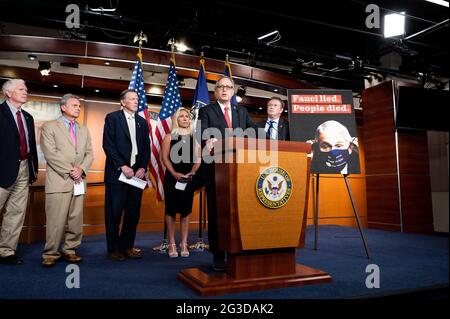 Washington, Usa. Juni 2021. Der US-Repräsentant Andy Biggs (R-AZ) spricht auf einer Pressekonferenz über die Einführung von Gesetzen im Repräsentantenhaus, um Dr. Anthony Fauci zu feuern. Kredit: SOPA Images Limited/Alamy Live Nachrichten Stockfoto