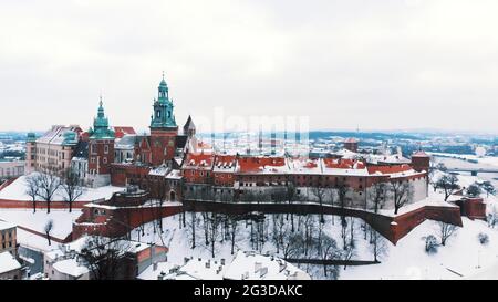 Panoramablick auf das Königsschloss Wawel. Ein Schloss Residenz im Zentrum von Krakau. Ein berühmtes Wahrzeichen. Skyline der Stadt während der Wintersaison. Der klare weiße Himmel im Hintergrund. Stockfoto