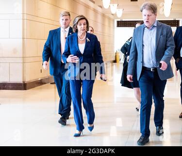 Washington, Usa. Juni 2021. Die Sprecherin des Hauses, Nancy Pelosi (D-CA), sah im Capitol Visitors Center spazieren. Kredit: SOPA Images Limited/Alamy Live Nachrichten Stockfoto