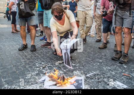 Elisenda Paluzie, Präsidentin der katalanischen Nationalversammlung (ANC), wird während der Demonstration Fotos des spanischen Königs, des spanischen Königs, des katalanischen Verbandes, der die politische Unabhängigkeit Kataloniens erreichen will, der katalanischen Nationalversammlung (ANC), Hat eine Demonstration gegen den Besuch des spanischen Königs, des spanischen Königs, von der spanischen Krone, zum Eröffnungsdinner des XXXVI. Treffens der Unternehmerorganisation Circulo de Economia (Wirtschaftskreis) in Barcelona aufgerufen. An der Demonstration nahm die Präsidentin des ANC, Elisenda Paluzie, Teil, die an der burni teilnahm Stockfoto