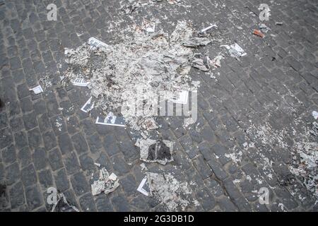 Während der Demonstration brannten Fotos des spanischen Königs, des Königs von Katalonien, der katalanischen Nationalversammlung (ANC), die die politische Unabhängigkeit Kataloniens erreichen will, hat eine Demonstration gegen den Besuch des spanischen Königs, Teilnahme am Eröffnungsdinner des XXXVI. Treffens der Unternehmerorganisation Circulo de Economia (Economy Circle) in Barcelona. An der Demonstration nahm die Präsidentin des ANC, Elisenda Paluzie, Teil, die zusammen mit den übrigen Demonstranten an der Verbrennung von Fotos des Monarchen beteiligt war. (Foto von T Stockfoto