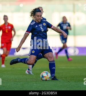 Llanelli, Großbritannien. Juni 2021. Brianna Westrup in Aktion gesehen während des Women's Friendly Fußballspiels zwischen Wales und Schottland im Parc Y Scarlets. (Endergebnis; Wales 0:1Schottland). (Foto von Graham Glendinning/SOPA Images/Sipa USA) Quelle: SIPA USA/Alamy Live News Stockfoto