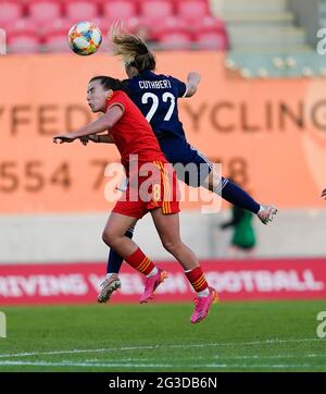 Llanelli, Großbritannien. Juni 2021. Angharad James (L) und Erin Cuthbert werden während des Frauenfußballspiels zwischen Wales und Schottland im Parc Y Scarlets in Aktion gesehen. (Endergebnis; Wales 0:1Schottland). (Foto von Graham Glendinning/SOPA Images/Sipa USA) Quelle: SIPA USA/Alamy Live News Stockfoto